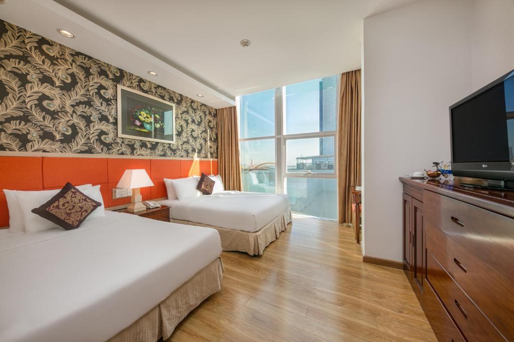 Трехместный (Трехместный номер Делюкс) отеля Sun River Hotel, Дананг