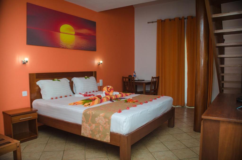 Семейный (Семейный двухуровневый номер) отеля Sunset Reef Resort & Spa, Пуант-о-Пиман