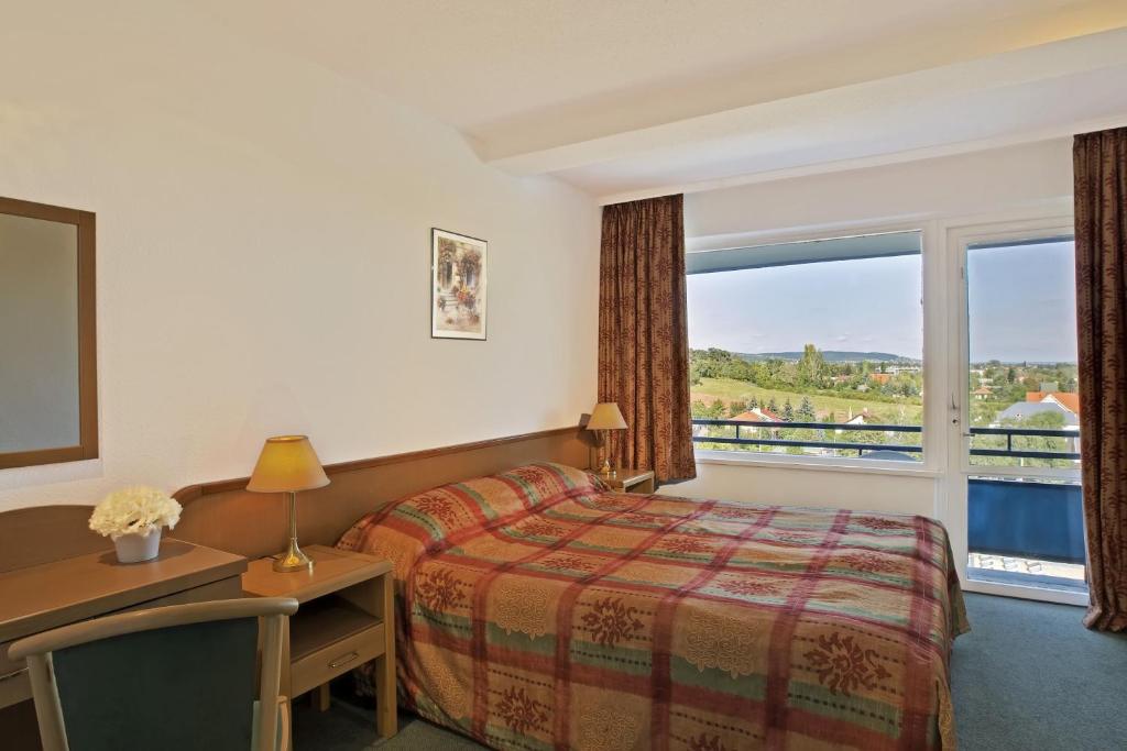 Двухместный (Улучшенный двухместный номер с 1 кроватью или 2 отдельными кроватями и балконом) отеля Hotel Annabella Beach Resort, Балатонфюред