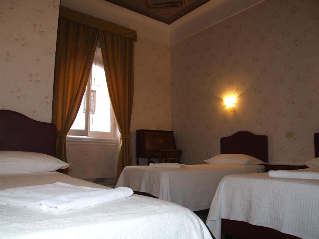 Четырехместный (Четырехместный номер с общей ванной комнатой) отеля Hotel Texas, Рим