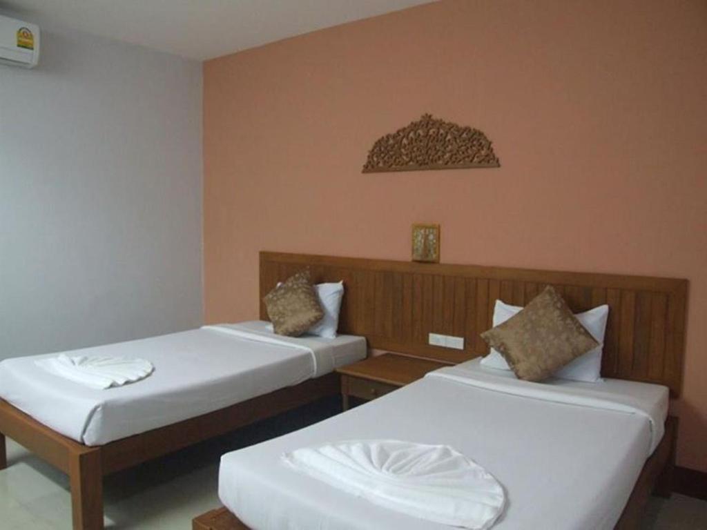 Двухместный (Улучшенный двухместный номер с 2 отдельными кроватями) отеля Butnamtong Hotel, Лампанг