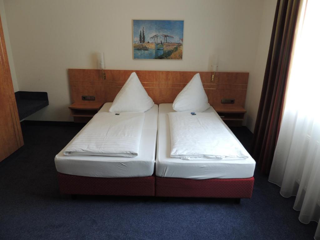 Двухместный (Стандартный двухместный номер с 1 кроватью и ванной) отеля Airport BusinessHotel Köln, Кельн