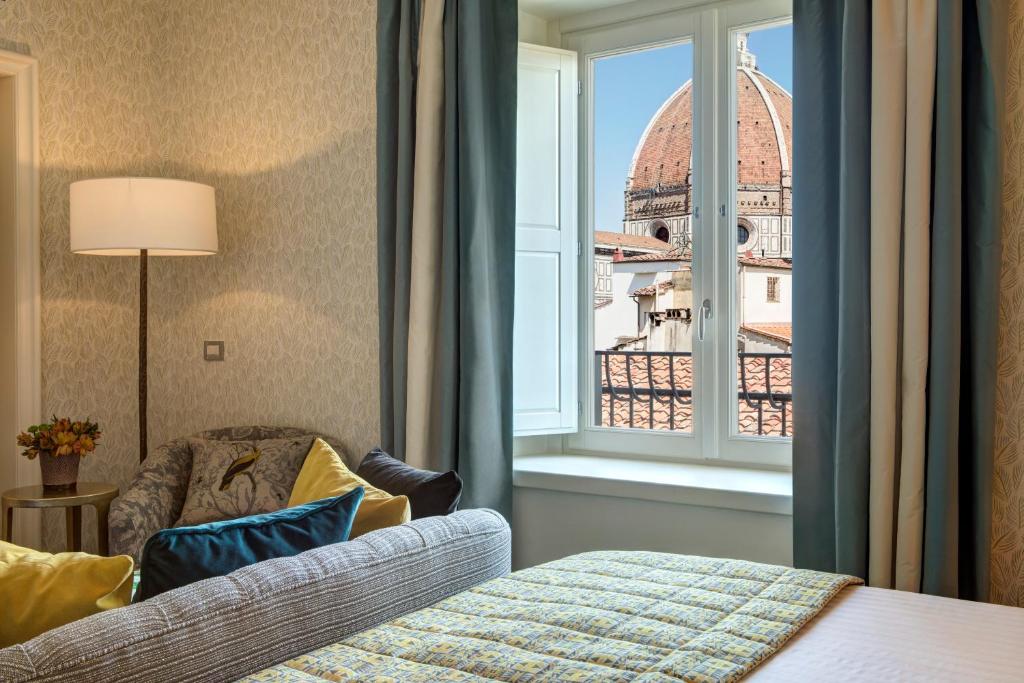 Сьюит (Люкс с балконом) отеля Rocco Forte Hotel Savoy, Флоренция