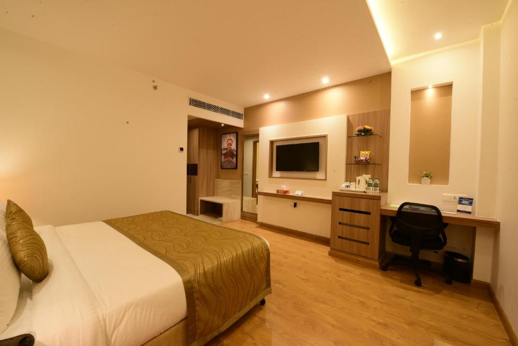 Двухместный (Улучшенный номер с кроватью размера «king-size»), SureStay Hotel by Best Western Amritsar