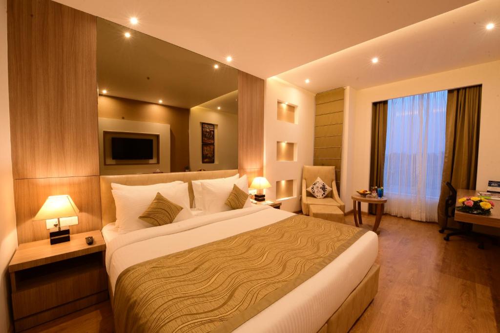 Двухместный (Номер Делюкс с кроватью размера «king-size») отеля SureStay Hotel by Best Western Amritsar, Амритсар