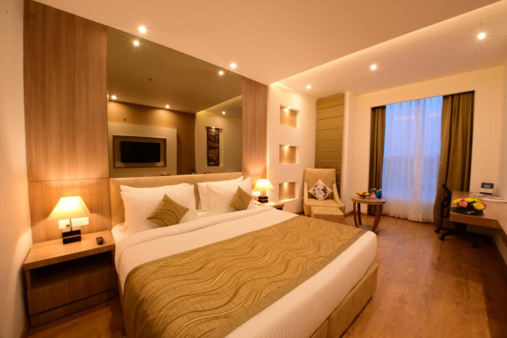 Двухместный (Номер Делюкс с кроватью размера «king-size»), SureStay Hotel by Best Western Amritsar