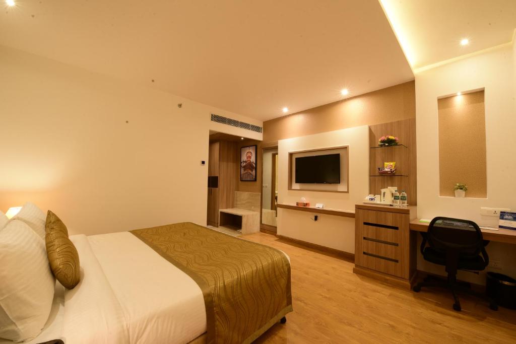 Двухместный (Улучшенный номер с кроватью размера «king-size»), SureStay Hotel by Best Western Amritsar