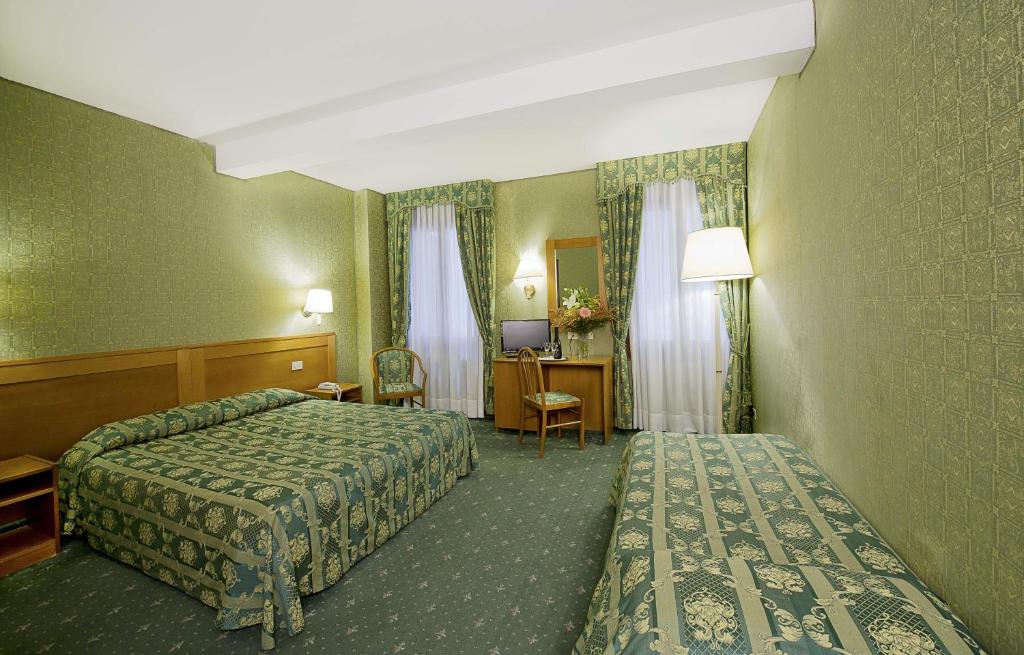 Трехместный (Трехместный номер) отеля Hotel Nazionale, Венеция