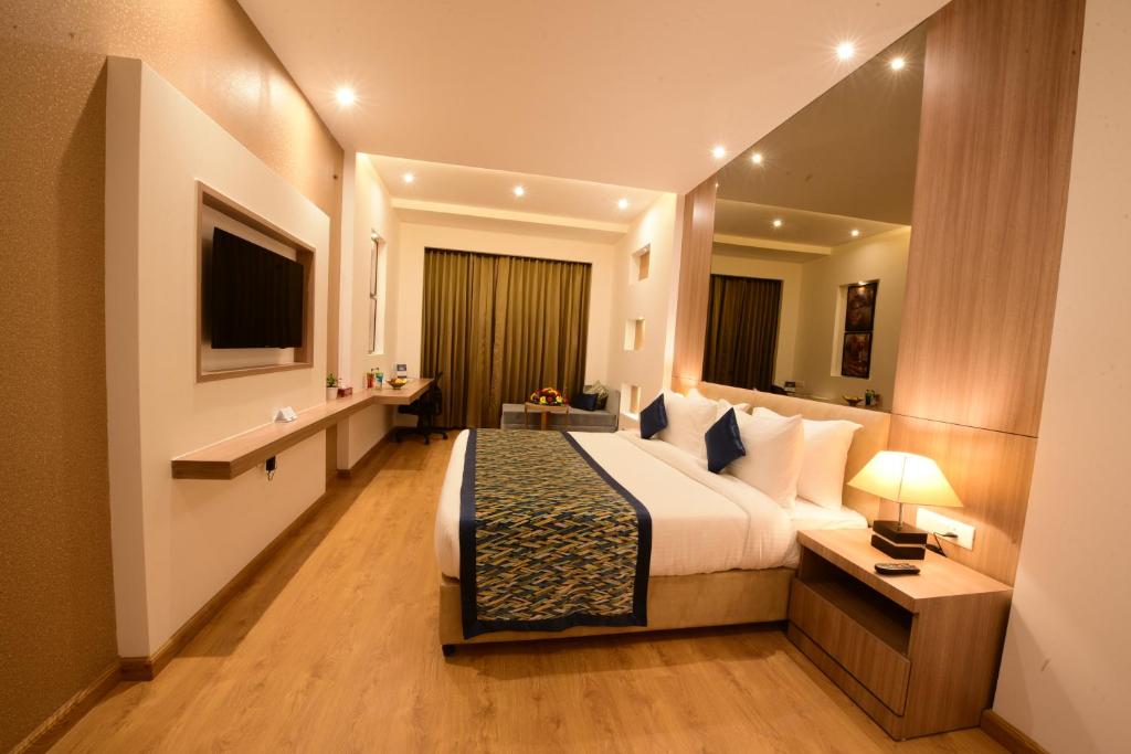 Двухместный (Двухместный номер «Премиум» с 1 кроватью), SureStay Hotel by Best Western Amritsar