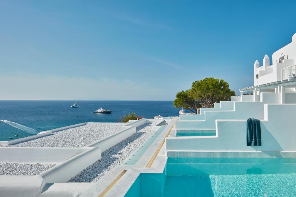 Трехместный (Номер White Bliss с собственным бассейном) отеля Myconian Ambassador Relais & Chateaux, Платис Ялос, Эгейские острова