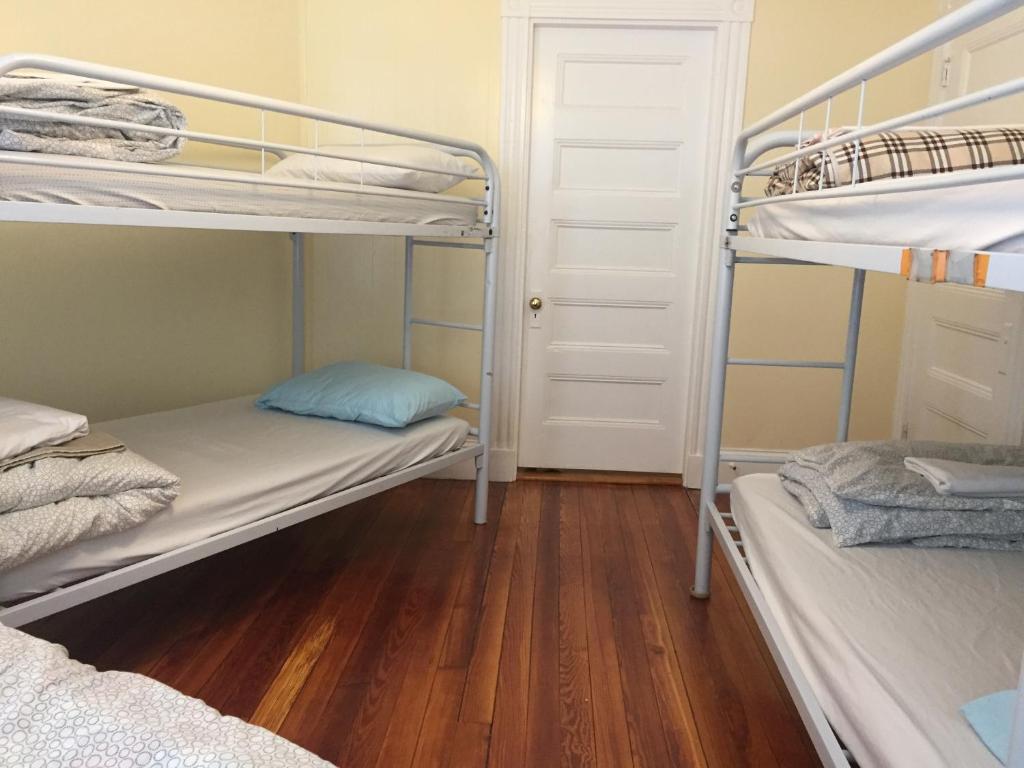 Номер (Спальное место на двухъярусной кровати в общем номере для мужчин и женщин) хостела Boston Homestel, Бостон
