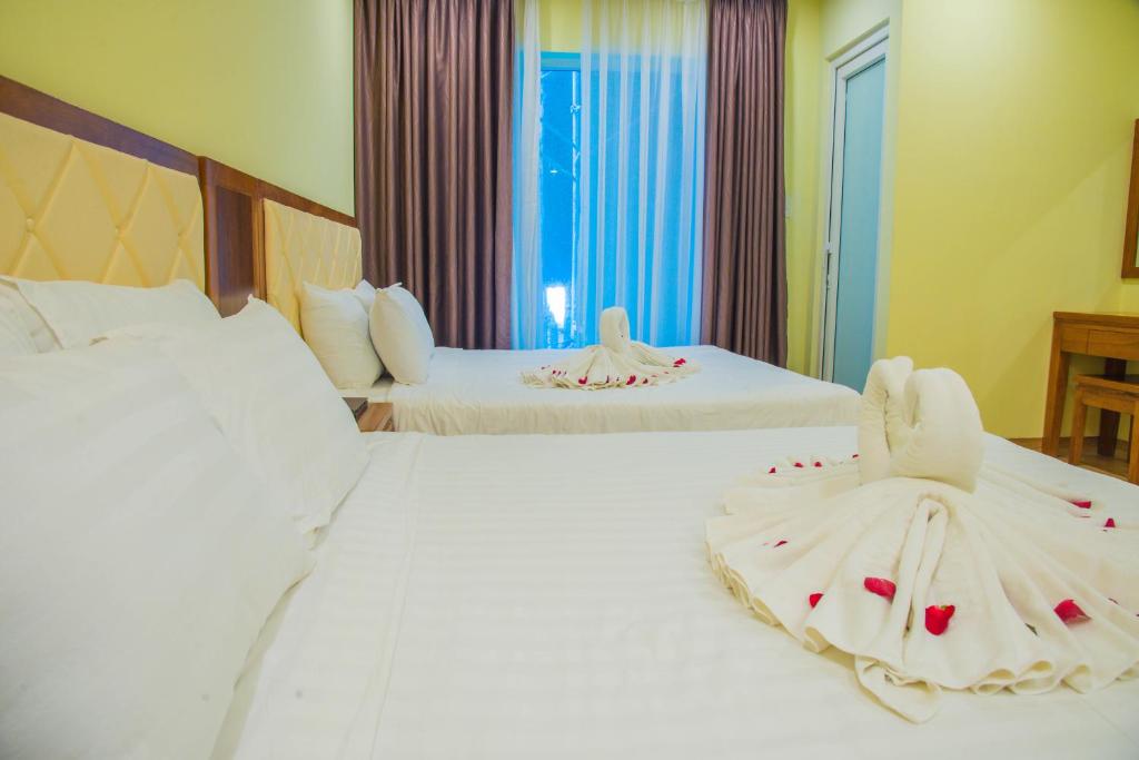 Четырехместный (Номер Делюкс с 2 кроватями размера «queen-size») отеля DaNa Sailing Hotel, Дананг