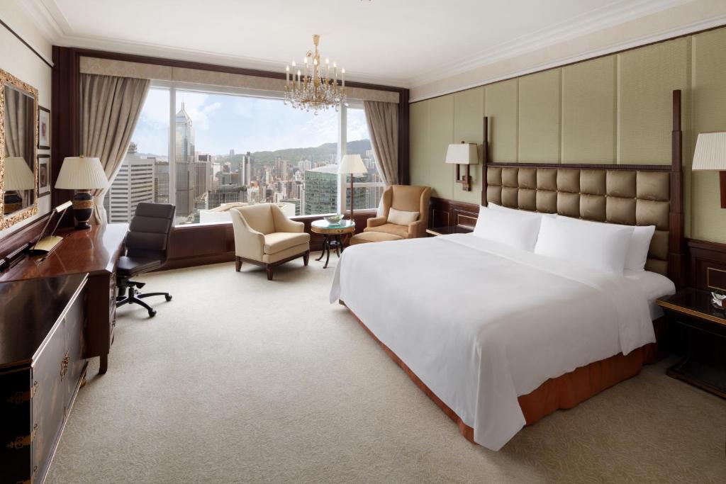 Двухместный (Предложение Staycation - Номер Делюкс с кроватью размера «king-size» и видом на гавань, кредит от отеля на сумму 1000 гонконгских долларов) отеля Island Shangri-La Hong Kong, Гонконг (город)