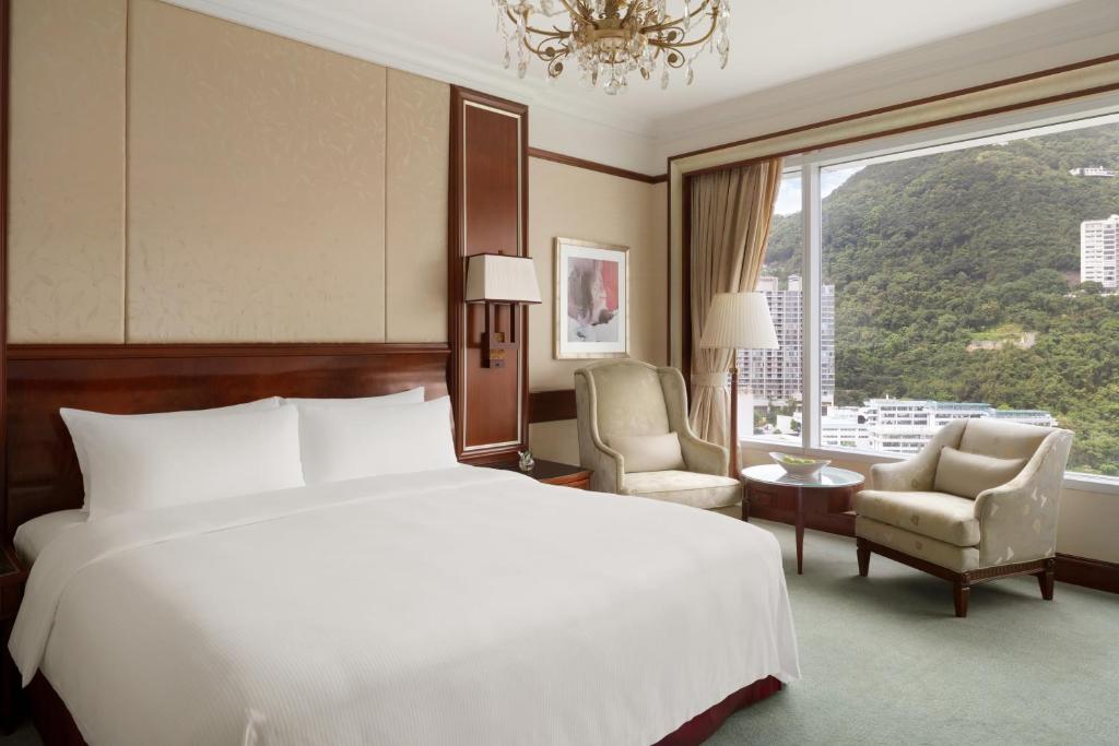 Двухместный (Предложение Staycation - Номер Делюкс с кроватью размера «king-size», видом на пик и кредитом в размере 1000 гонконгских долларов) отеля Island Shangri-La Hong Kong, Гонконг (город)