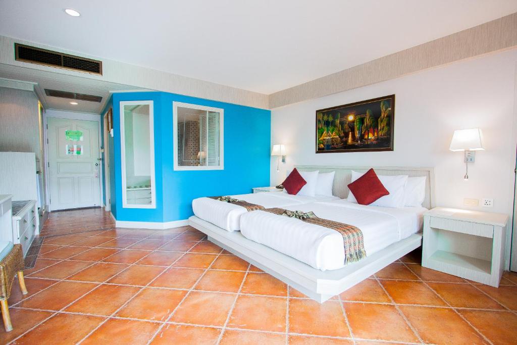 Двухместный (Двухместный номер Делюкс с 1 кроватью или 2 отдельными кроватями) курортного отеля Karon Sea Sands Resort & Spa, Пхукет
