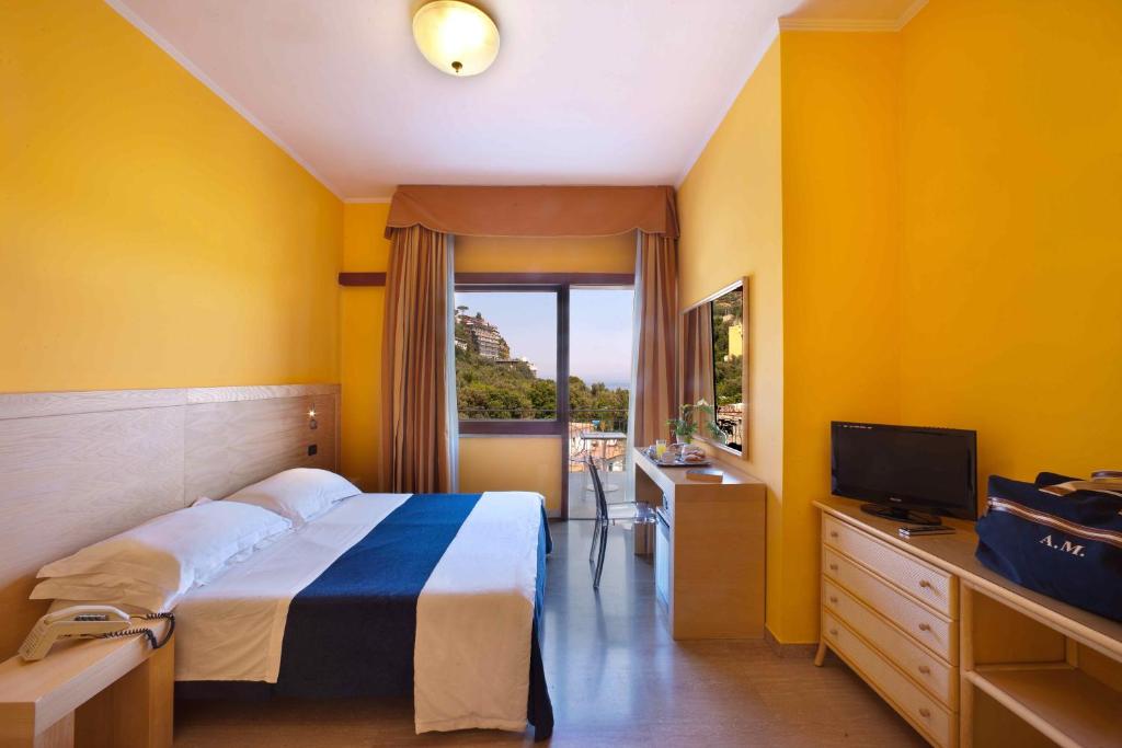 Двухместный (Двухместный номер «Комфорт» с 1 кроватью, вид на море) отеля Hotel Rivage, Сорренто