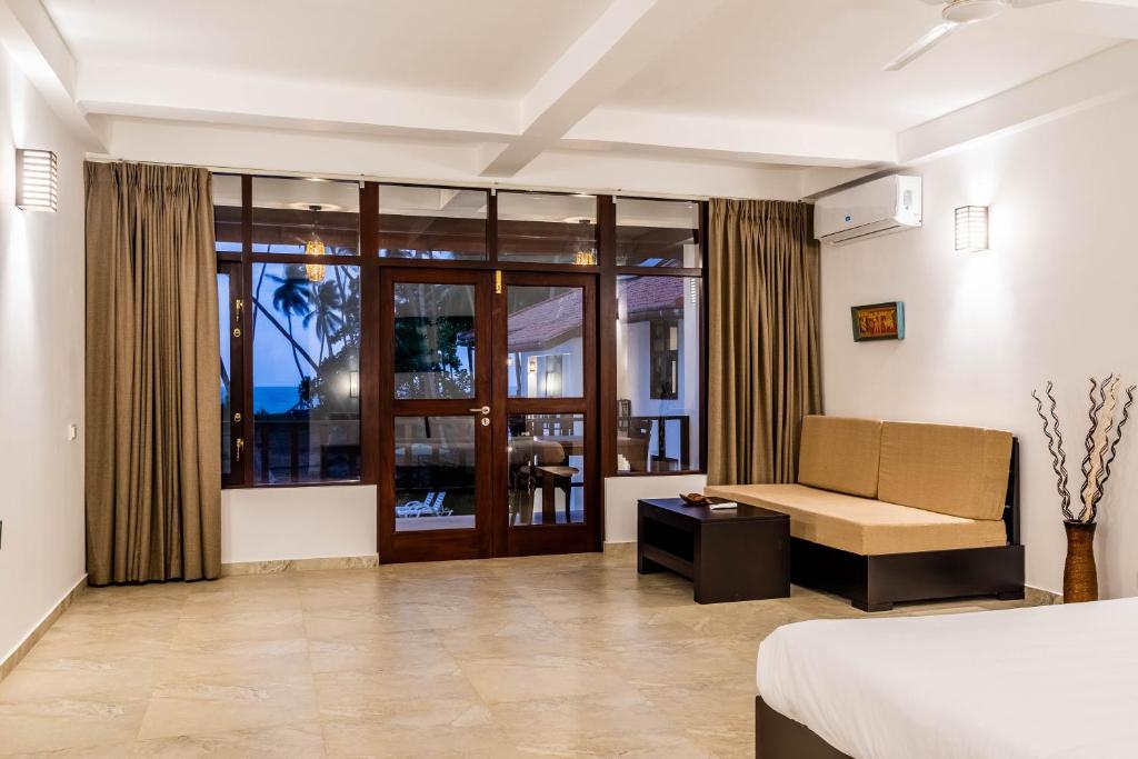 Двухместный (Двухместный номер Делюкс с 1 кроватью и балконом) отеля Green Parrot Hotel, Тангалла