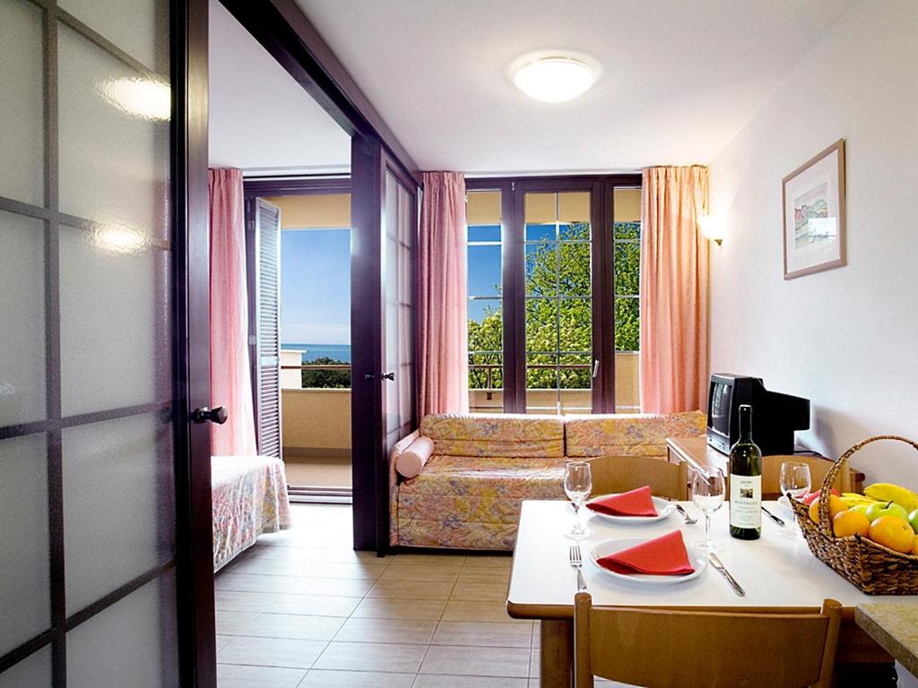 Апартаменты (Стандартные апартаменты с 1 спальней (для 3 взрослых) - Рядом с морем) парк-отеля FKK Naturist Solaris Residence, Пореч