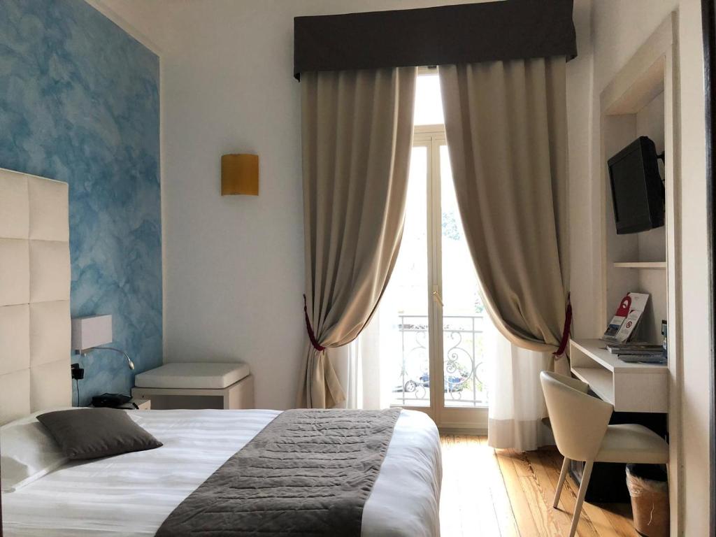Двухместный (Двухместный номер «Комфорт» с 1 кроватью или 2 отдельными кроватями и балконом) отеля Hotel Parigi & Spa, Бордигера