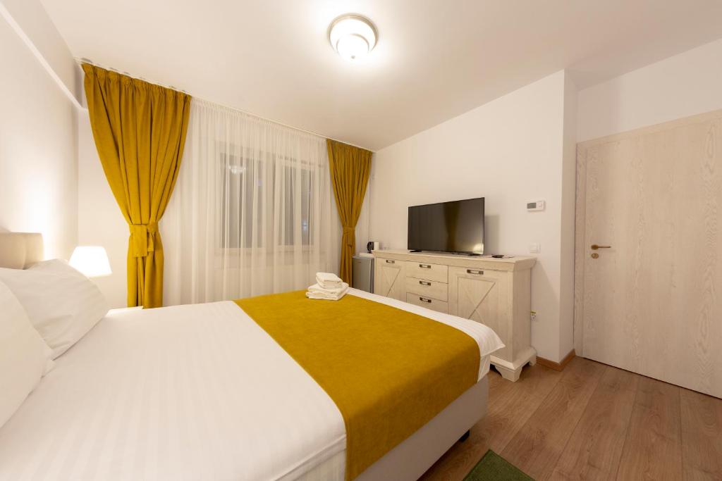 Двухместный (Улучшенный двухместный номер с 1 кроватью) апарт-отеля ApartHotel Crema Residence, Алба-Юлия