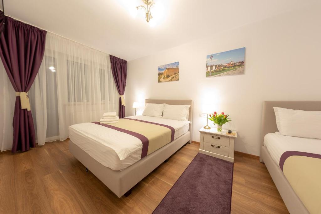 Двухместный (Двухместный номер с двуспальной кроватью и дополнительной кроватью) апарт-отеля ApartHotel Crema Residence, Алба-Юлия