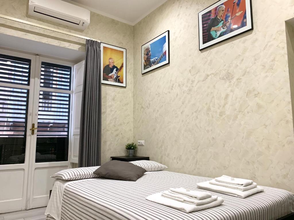 Двухместный (Небольшой двухместный номер с 1 кроватью и балконом) гостевого дома Bed No Breakfast AK, Неаполь