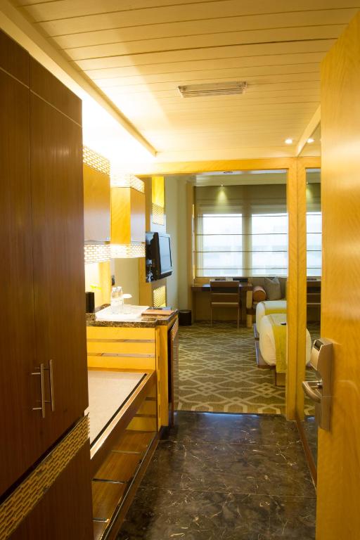 Двухместный (Двухместный номер Делюкс с 2 отдельными кроватями) отеля Marco Polo Hotel, Дубай