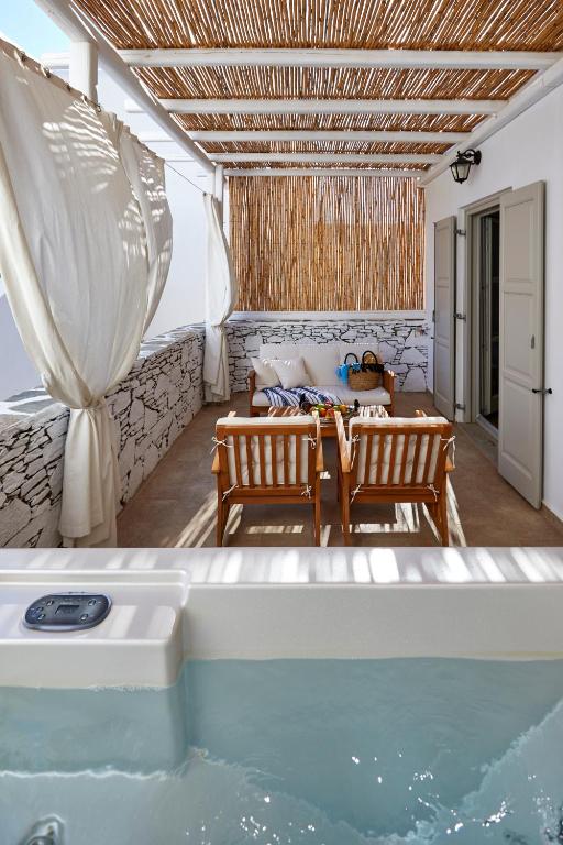 Сьюит (Улучшенный люкс с видом на море и собственной гидромассажной ванной на открытом воздухе) отеля Vrahos Boutique Hotel, Каравостаси (Эгейские острова), Эгейские острова