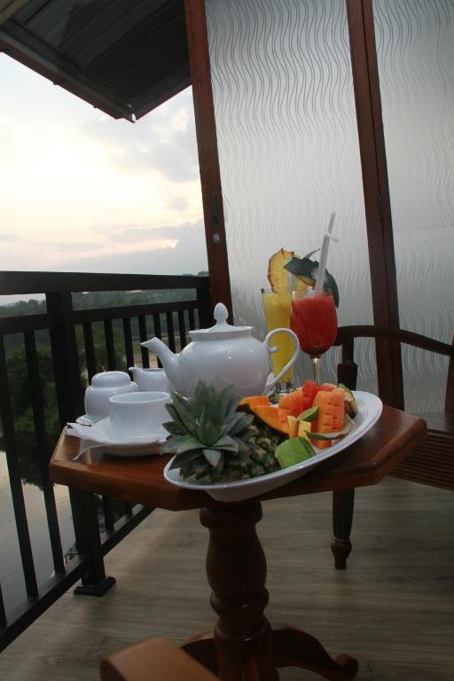 Трехместный (Трехместный номер с окном) отеля Sanu Lagoon Resort & Spa, Тангалла