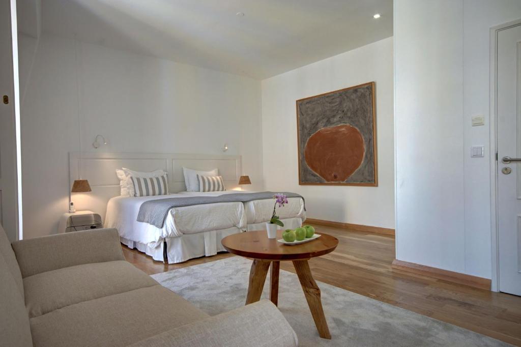 Двухместный (Роскошный люкс с 2 отдельными кроватями и боковым видом на замок) отеля Solar Dos Mouros, Лиссабон