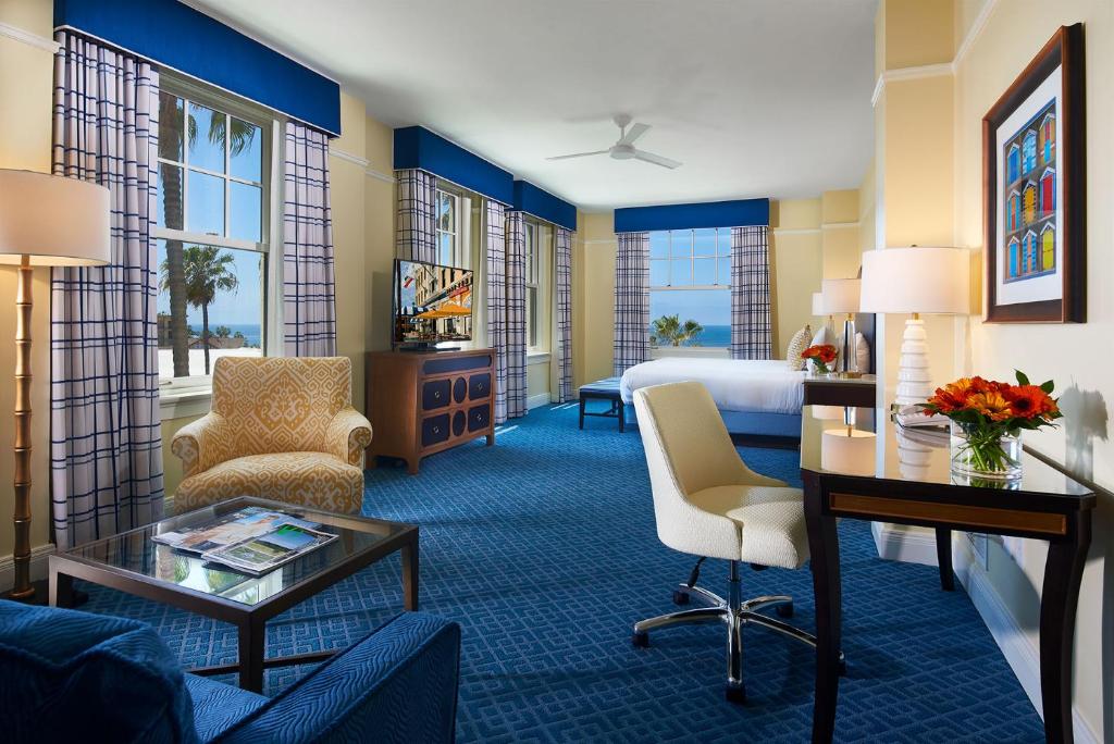 Четырехместный (Люкс с кроватью размера «king-size» и видом на океан) отеля Grande Colonial La Jolla, Сан-Диего