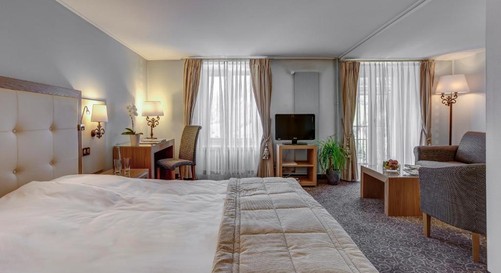 Двухместный (Улучшенный двухместный номер Делюкс с 1 кроватью) отеля Hôtel Les Sources des Alpes, Лойкербад