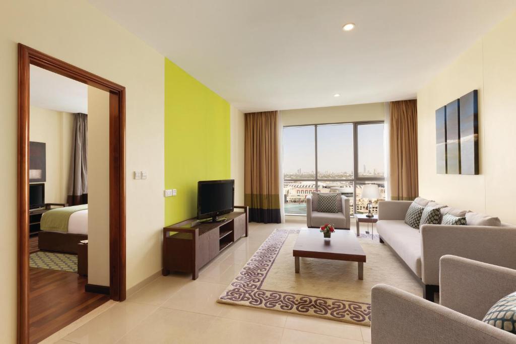 Сьюит (Номер для некурящих с 1 спальней, кроватью размера «king-size» и видом на небоскреб Бурдж-Халифа / фонтан) апарт-отеля Ramada Downtown Dubai, Дубай