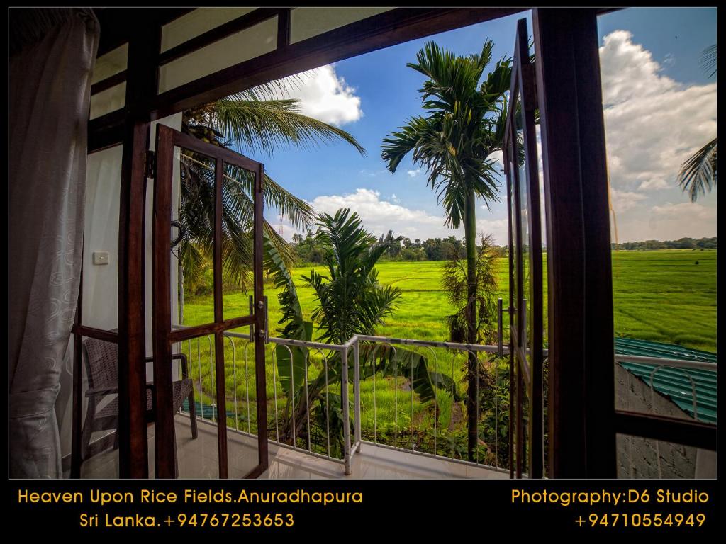 Двухместный (Deluxe Double Room with Balcony & Rice Paddy View) отеля Heaven Upon Rice Fields, Анурадхапура