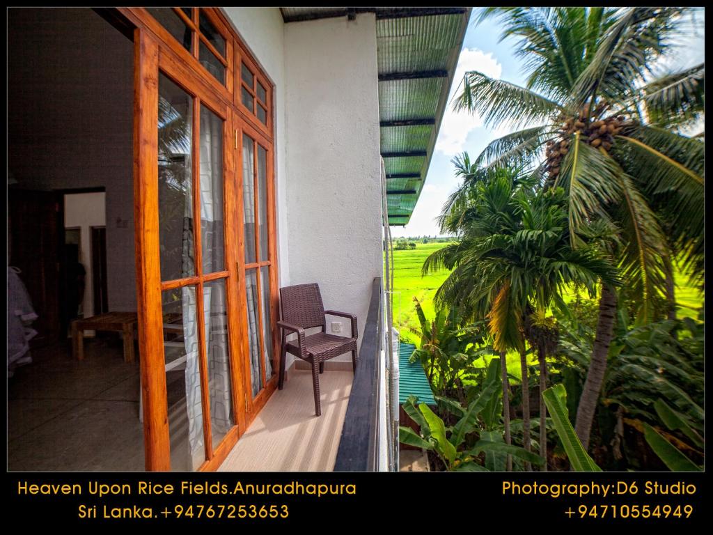 Двухместный (Двухместный номер Делюкс с 1 кроватью и балконом) отеля Heaven Upon Rice Fields, Анурадхапура