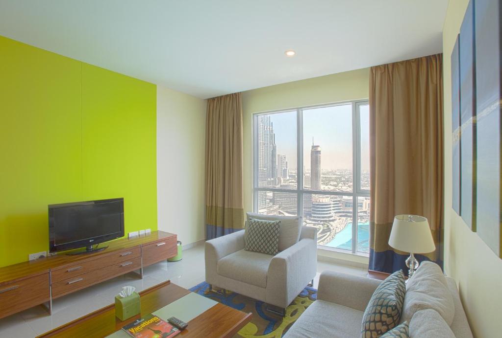 Сьюит (Номер для курящих с 1 спальней, кроватью размера «king-size» и видом на небоскреб Бурдж-Халифа / фонтан) апарт-отеля Ramada Downtown Dubai, Дубай