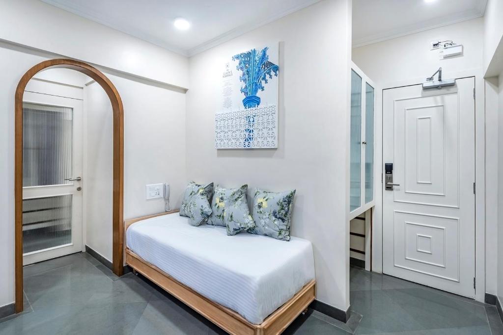 Двухместный (Premier Room - Complimentary 2 way Transfers to International Airport) отеля Hotel Kemps Corner, Мумбай