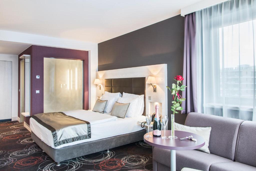 Фото и видео отеля Aura Hotel (Аура) 4*. Рейтинг отелей и гостиниц мира - TopHot