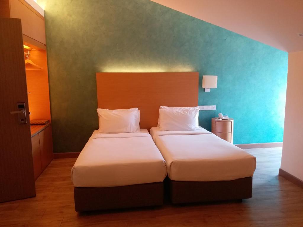 Двухместный (Двухместный номер с 2 отдельными кроватями - В мансарде) курортного отеля Bella Vista Waterfront Resort, Kuah Langkawi, Лангкави
