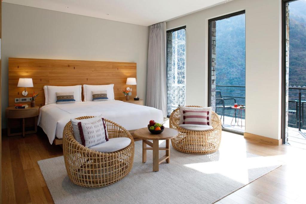 Сьюит (Полулюкс с кроватью размера «king-size») курортного отеля Taj Rishikesh Resort & Spa Uttarakhand, Ришикеш