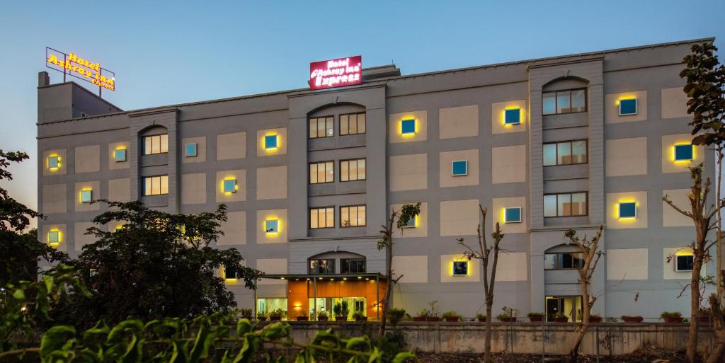Отель Hotel Ashray Inn Express, Ахмадабад