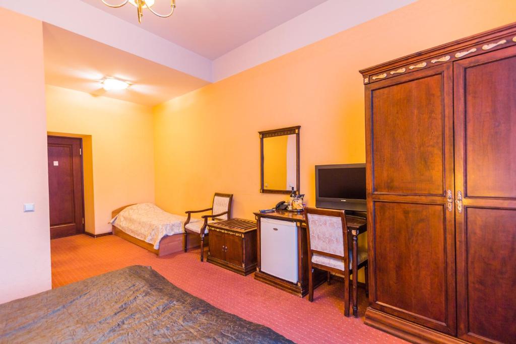 Двухместный (Двухместный номер Делюкс с 1 кроватью (для 2 взрослых и 1 ребенка)) отеля Hotel Garden Palace, Рига