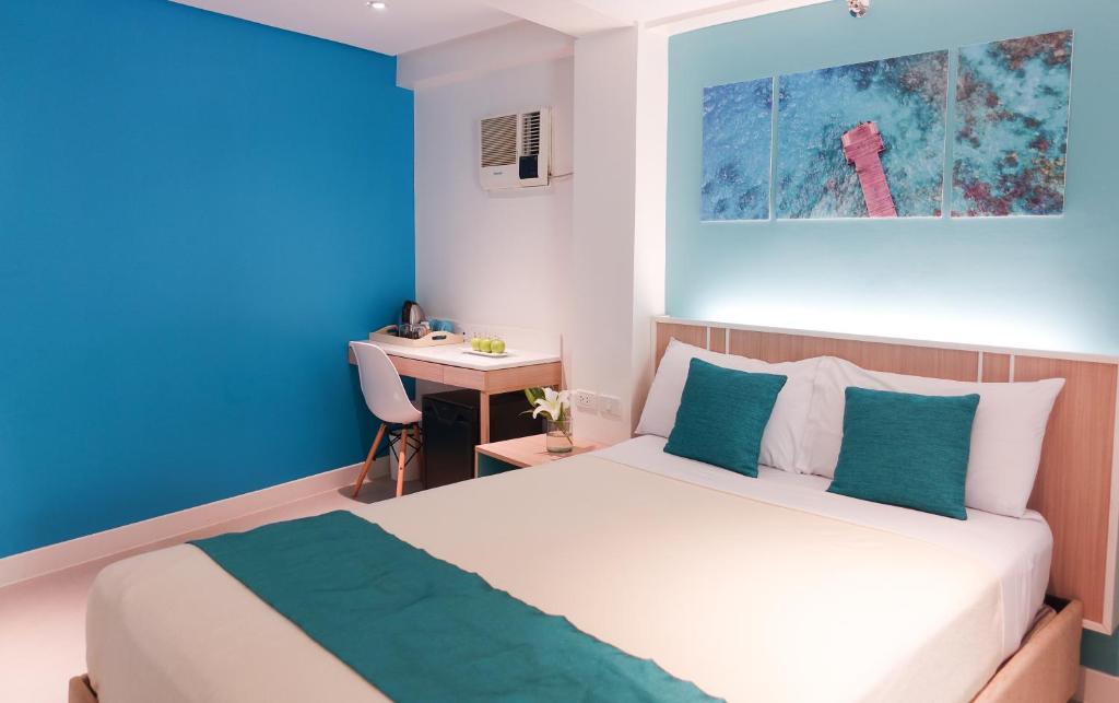 Двухместный (Улучшенный двухместный номер с 1 кроватью или 2 отдельными кроватями - Восточное крыло) курортного отеля Patio Pacific Resort, Боракай