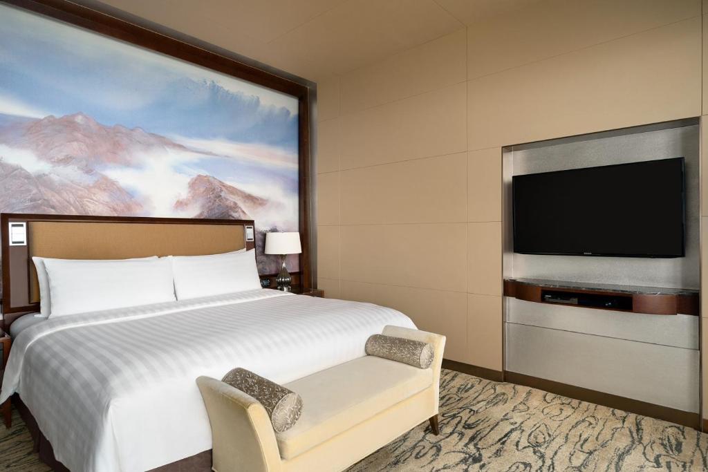 Двухместный (Представительский номер с кроватью размера «king-size» и мини-баром (заполняется 1 раз)) отеля Shangri-la China World Summit Wing, Beijing, Пекин