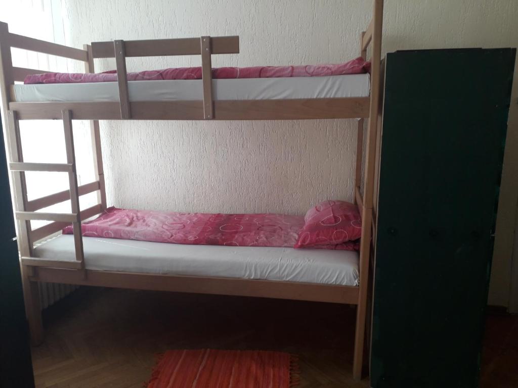 Номер (Кровать в общем номере для мужчин и женщин с 10 кроватями) хостела Yolo Savamala, Белград