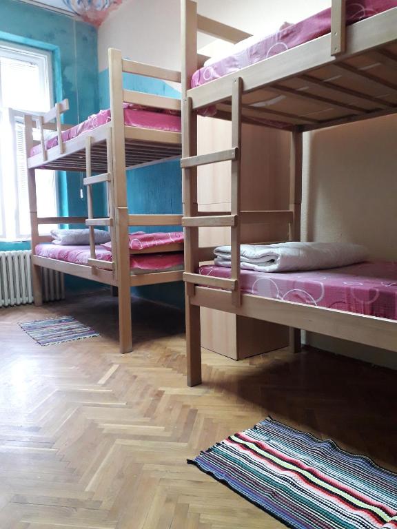 Номер (Кровать в общем 8-местном номере для мужчин и женщин) хостела Yolo Savamala, Белград
