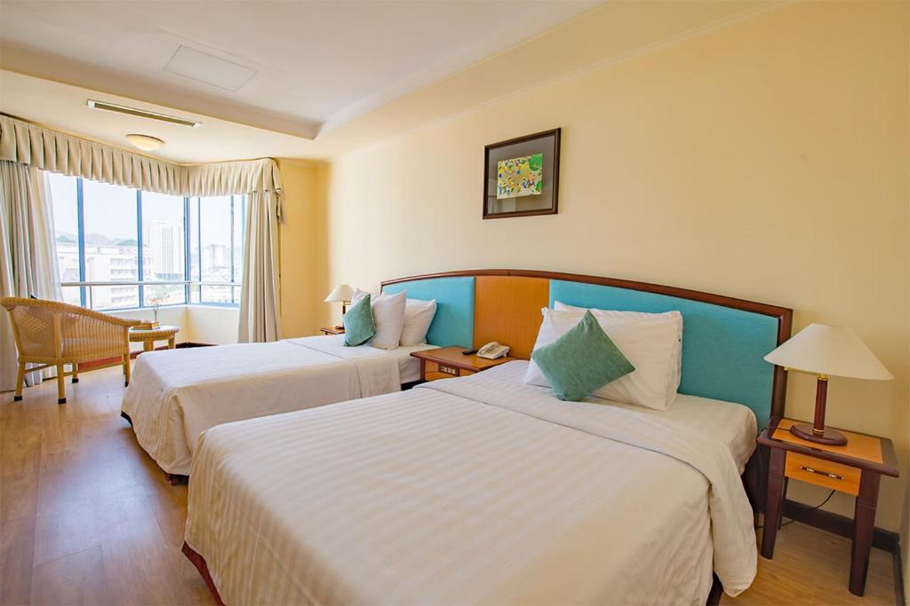 Двухместный (Улучшенный двухместный номер с 1 кроватью или 2 отдельными кроватями и видом на море) отеля Yasaka Saigon Nha Trang Hotel & Spa, Нячанг