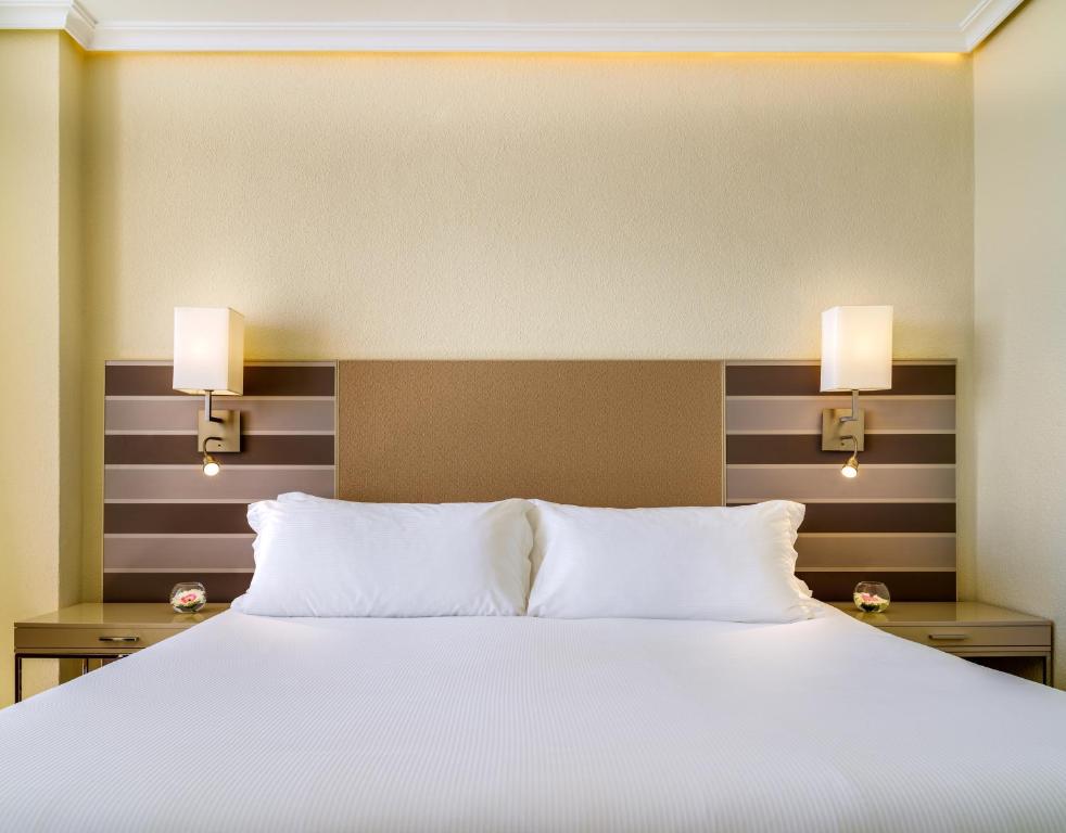 Двухместный (Улучшенный двухместный номер с 1 кроватью или 2 отдельными кроватями и видом на море) отеля H10 Gran Tinerfe - Adults Only, Адехе