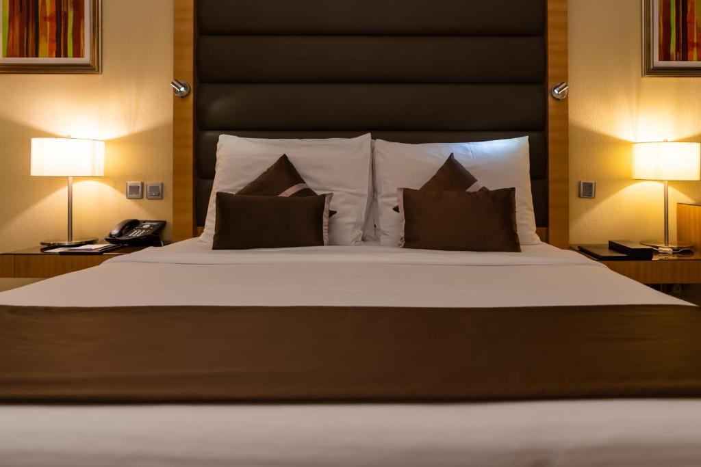 Двухместный (Улучшенный номер с кроватью размера «king-size», скидка 30% на еду и напитки) отеля Copthorne Hotel Sharjah, Шарджа