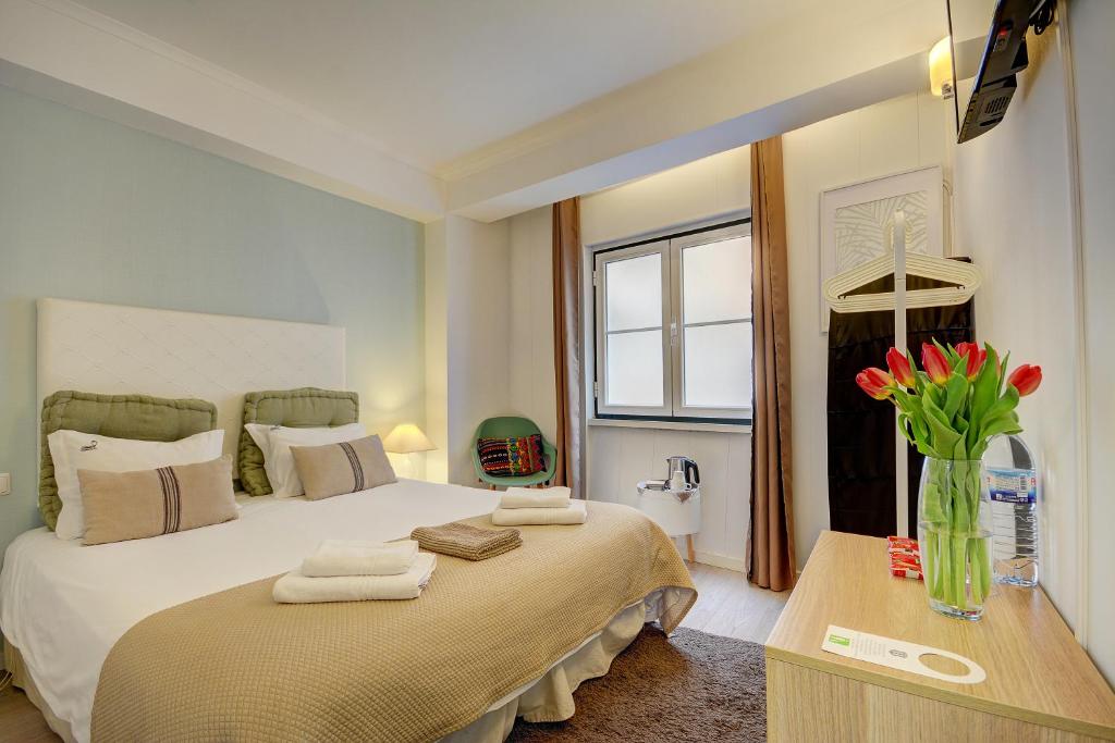 Двухместный (Двухместный номер с 1 кроватью или 2 отдельными кроватями и собственной ванной комнатой) отеля Inn Bairro Alto Bed & Breakfast, Лиссабон